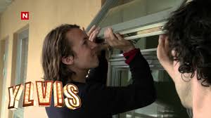 Svein skal hente inspirasjon til ny bok om skikk og bruk i syden, mens hilde har lyst. Ylvis Plager Charter Svein Vekking English Subtitles By Tvnorge