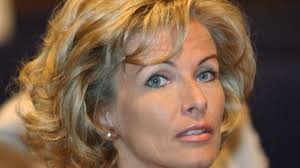 Karpelasta drag-kilpailun suojelija