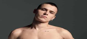 He is an actor, known for élite (2018), 15 años y un día (2013) and la corona partida (2016). Aron Piper Elite Se Montre Tres Discret Sur Sa Vie Personnelle Mce Tv