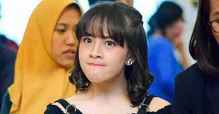 L'implication de dilan dans le gang des motards menace sa relation avec milea, qui s'apprête à accueillir un lointain cousin de retour de belgique. Film Mariposa Disebut Mirip Dilan Ini Jawaban Adhisty Zara