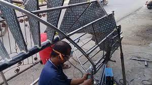 Ikat baju yang sudah berbentuk spiral dengan tiga buah karet gelang (banyaknya karet gelang bisa disesuaikan 7. 40 Gambar Tangga Besi Melingkar Gubug Minimalis