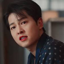 𝘿𝙍. 𝙍𝙊𝙈𝘼𝙉𝙏𝙄𝘾 Boo Yong Joo, a once famous surgeon who suddenly  gives it all up one day to live in seclusion. He now goes by Teacher Kim  and refers to himself as