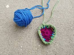 To make the first curlicue, i do a single crochet on one of the grid lines and then crochet a length of chains. A Bag Of Vintage Hyperbolic Crochet Curlicues Crochetbug