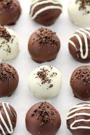 A Group Of Oreo Balls Dipped In Chocolate And Decorated With Oreo Crumbs And A Chocolate Drizzle Oreo Balls Recipe Fun Desserts Desserts