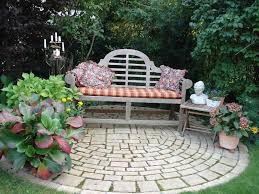 12 Ideen Fur Sitzplatze Im Garten Sitzplatz Im Garten Banke Garten Gartenecke