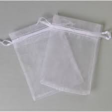 Pochettes en organza mariage les sacs en organza sont le complément idéal pour décorer les cadeaux de mariage. Mariage Pochette En Organza Blanc Cadeau Invite Emballage