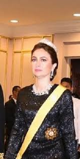 Pengiring baginda ialah raja sir chulan (raja di hilir). Warisan Raja Permaisuri Melayu Penampilan Raja Permaisuri Perak Dan Tengku Permaisuri Selangor Ketika Pertabalan