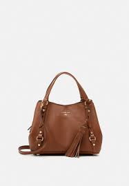 Pour se faire plaisir, ou à offrir comme cadeau, il n'y a pas mieux qu'un sac a main et si c'est du michael kors alors c'est mieux, la qualité, les finition, le cuir … soyez le premier à laisser votre avis sur sac a main michael kors cuir marron annuler la réponse. Michael Michael Kors Carrie Handtasche Tan Braun Zalando De