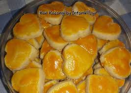 Simpan adonan yang sudah tercampur rata ke dalam lemari pendingin selama 1 jam, tutup wadah dengan plastik atau kain. Cara Membuat Kue Kacang Renyah Yang Renyah