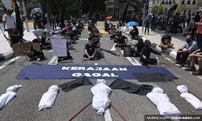 Kuala lumpur, jan 18 — the 'catch azam baki' movement today announced that it would be organising a peaceful street protest, . Hundreds Of Lawan Protesters In Kl Demand Pm S Resignation