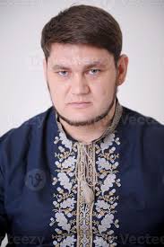 popa Veja do azul olhos bonito homem dentro ucraniano bordado camisa parece  em linha reta para dentro quadro, Armação ele tem luz barba comprimido  lábios Grosso cabelo uma azul camisa e bordado