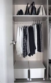 クローゼットのレイアウトとハンガー選びで見やすさが変わる 目線の高さで棚を上下に分ける収納 整理と愛用のハンガーたち lovehome 収納 インテリア powered by ライブドアブログ クローゼットのレイアウト インテリア 収納 クローゼット 収納