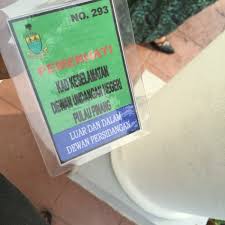 Para ahli dewan undangan negeri (adun) umno mengambil tindakan untuk keluar dari dewan undangan negeri pulau pinang. Foto Di Dewan Undangan Negeri Pulau Pinang Gedung Dprd