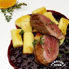 Recept na kačacie prsia s kombináciou sladkej omáčky a s zelerom. Jarovsky Dvor Tieto Grilovane Kacacie Prsia S Domacimi Gnocchi A Brusnicovou Omackou Sa Pytaju Zjest Same Facebook