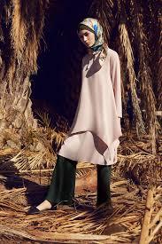 Frau Mit Schickem Hijab Hijab Fashion Muslimah Clothing Muslim Fashion
