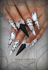White nail design ideas are especially popular since there is a growing trend for simplicity and naturally looking manicure. Nail Ontwerp Brenda Manichand Nagel Blog Glitter Nails Acrylic Black White Nails Bling Nails