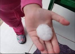Um vídeo enviado por um internauta mostra o momento do fenômeno ocorrido na localidade de mundo novo, no município. Fotos Internautas Registram Chuva De Granizo E Destruicao No Meio Oeste