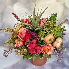 Pin By Fiori Floral Design On Valentine S Day Arrangements Flower Delivery Same Day Flower Delivery Flower Arrangements