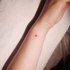 Minimalista Tatuaje De Corazon Rojo En La Muneca Red Heart Tattoos Red Tattoos Tattoos