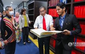 Takiyuddin hassan berkata agong tidak menetapkan bila sidang parlimen harus diadakan namun perdana menteri sudah mengumumkan semalam bahawa ia boleh diadakan paling awal september ini. Yb Dato Takiyuddin Bin Hassan Parlimen Malaysia Facebook