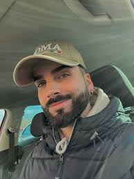 Me uno a esto: Instagram @mister.ces Edad: 30 años Estatura: 1,86 m Signo:  Aries ♈️ Profesión: 🤵🏻‍♂️ Pie: Talla 45 Tatuajes: Ninguno Piercings: 2  Fobia: Ninguna Cantante fav: Ninguno Lugar fav: Cualquier