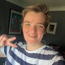 Jess Walker's Instagram, Twitter & Facebook