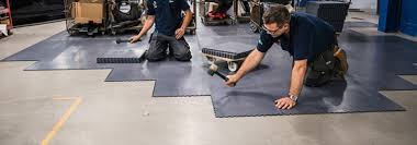 Um alle sockelfliesen waagerecht auszurichten, kontrollieren sie die oberkante immer wieder mit der wasserwaage. Industrieboden Verlegen Anleitung So Leicht Geht S