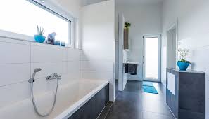 Grosses Bad Mit Wanne Und Bodengleicher Dusche Verwendung Edler Materialen Und Der Einbau Moderner Sanitarkeramik Verwandelt D Haustechnik Haus Moderne Bader