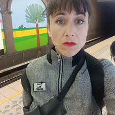 Hier, il y avait la cérémonie Les Prix Maeterlinck de la Critique et comme  j'étais nommée, j'y suis allée. Avant de partir, j'ai accroché mon badge  *HAUT LES COEURS*, parce que je