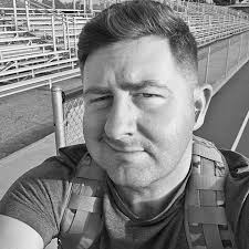 Can anyone else not close their left eye and keep their right eye open  while shooting right handed in Marine boot camp?