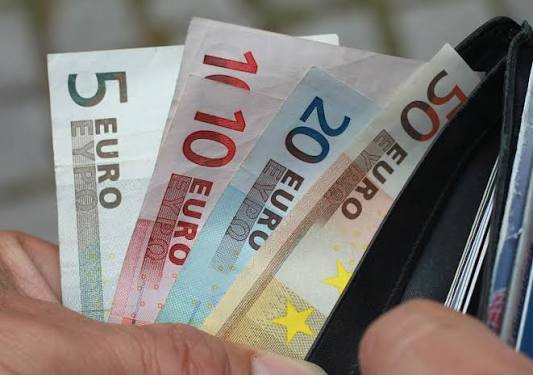 Drapeau de l'Union européenne flottant devant des infrastructures économiques