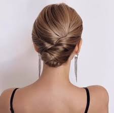 These cute easy hairstyles for short hair are a great finding for women who wish to look pretty but do not have much time for some intricate styling. 25 Easy Hairstyles For Short Hair To Try Out In 2021