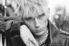 La simulation a mal tourné mais tu es la meilleure que j'ai jamais eu comme des empreintes de mains dans du ciment humide. Machine Gun Kelly Releases New Song Bloody Valentine Pm Studio World Wide Music News