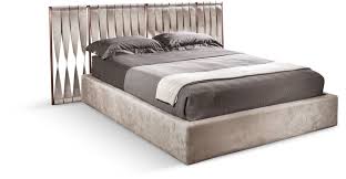 I letti imbottiti della collezione non aspettano che te! Letto Matrimoniale Moderno Twist Con Spalliera Realizzato Con Fasce In Pelle Di Cantori Letto Matrimoniale Moderno Idee Letto Letto Matrimoniale