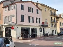 Die bresse ist eine natürliche landschaft und ehemalige provinz in ost frankreich von fast 4000 km 2, die sich von den dombes im süden bis zum fluss doubs im norden und von der saône im westen bis zum jura im osten erstreckt. Bourg Centre Residence Bourg En Bresse Aktualisierte Preise Fur 2021