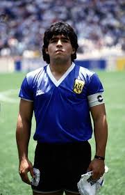 Recordemos que aquel día, 22 de junio de 1986, maradona, fallecido el pasado 25 de noviembre de 2020, anotó también el tanto con la mano a los ingleses, con peter shilton bajo el arco. Camisa Unica Manto Azul Da Mao De Deus De Maradona Esta Na Inglaterra Diego Maradona Treinamento De Futebol Lendas Do Futebol