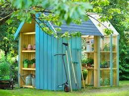 24 Abris Pour Votre Jardin Abris De Jardin Elle Decoration Abri De Jardin Abri De Jardin Bois Amenagement Jardin