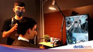 Unik, Barbershop di Bandung Ini Ganti Cermin dengan Monitor Berkamera