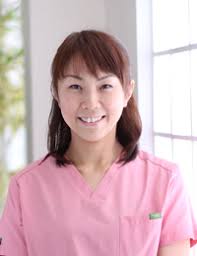松下 絢子Junko Matsushita. 歯科医院のイメージを向上させるために技術のアップと最高の笑顔で患者様と接するように心がけていきます。 - staff_07