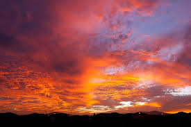 De stad ligt aan de voet van de bekende tafelberg. Zonsondergang Zonsondergang Hemel Wolken Horizon Sinaasappels Purperen Tinten Blues Warm Brandende Luchten Kaapstad Zuid Afrika Pikist