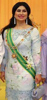 Chief minister pehin sri abdul taib mahmud and wife puan sri ragad waleed alkurdi were special guests at the wedding of muhammad apart from performing the 'tepung tawar' on the wedded couple, taib and ragad waleed were also given the honour to cut a wedding cake to. Ragad Waleed Alkurdi Wikipedia Bahasa Melayu Ensiklopedia Bebas