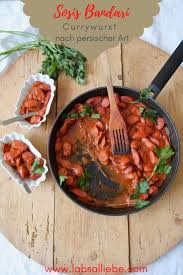 Tipik olarak, bir sosis geleneksel olarak bağırsaktan, ancak bazen de sentetik malzemelerden yapılmış bir kasada oluşturulur. Sosis Bandari Currywurst Nach Persischer Art Labsalliebe