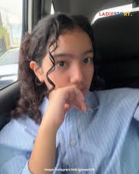 Genap 15 tahun, Leticia Charlotte Agraciana Joseph anak dari Sheila Marchia  dan Anji tumbuh menjadi gadis cantik seperti sang mama. Tak hanya itu,  penampilannya yang cantik dengan rambut keriting pun sering menuai