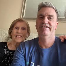 Should Manchester United keep or sell the player?