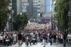Για δεύτερη φορά τις τελευταίες ημέρες άτομα που τάσσονται κατά του υποχρεωτικού εμβολιασμού συγκεντρώθηκαν στο σύνταγμα. Arnhtes Emboliasmoy Poreia Kai Sygkentrwsh Sto Syntagma Star Gr