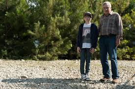 Peter está encantado de que su abuelo venga a vivir con su familia. En Guerra Con Mi Abuelo 2020