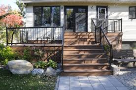 Patio En Composite A Paliers Multiples Avec Rampes En Aluminium La Jupe De Galerie Est En Treillis De Pvc Outdoor Decor Patio Home Decor