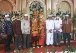 Acara resepsi pernikahan ustaz abdul somad dengan perempuan berusia 19 tahun itu digelar secara tertutup dengan mengundang tamu terbatas. Hadiri Resepsi Pernikahan Uas Disambut Seolah Kepala Daerah Titik Jambi