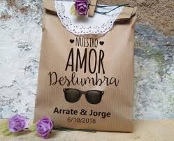 Socialmente, solemos entregar envueltos nuestros regalos, pero el papel de regalo tal y como lo conocemos no es, para nada, la última alternativa que tenemos para lograr un bonito resultado final. Bolsas Kraft Personalizadas Para Bodas Con Agradecimiento