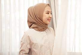 Sebelum kamu mengikuti tutorial hijab segi empat ini, pastikan rambut dan kulit kepala kamu selalu sehat dan terawat. 7 Tutorial Hijab Segi Empat Terbaru Yang Simple Dan Trendi 2021 Bukareview